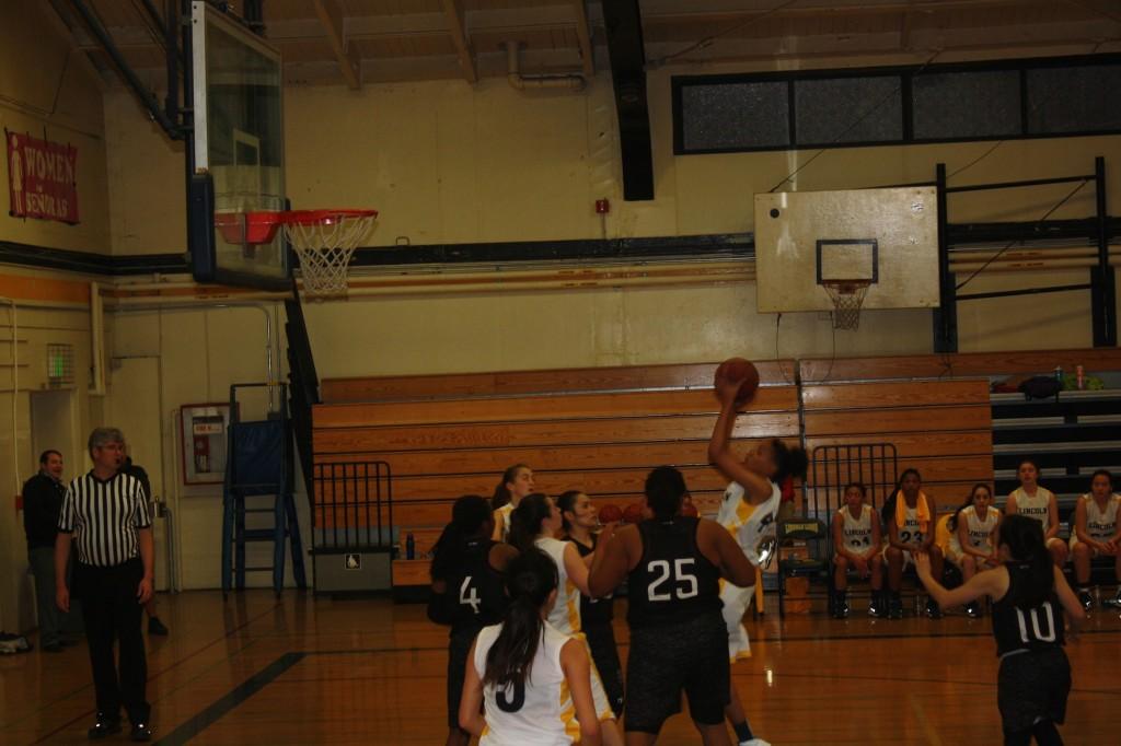 Womens Basketball Competes for First Place
