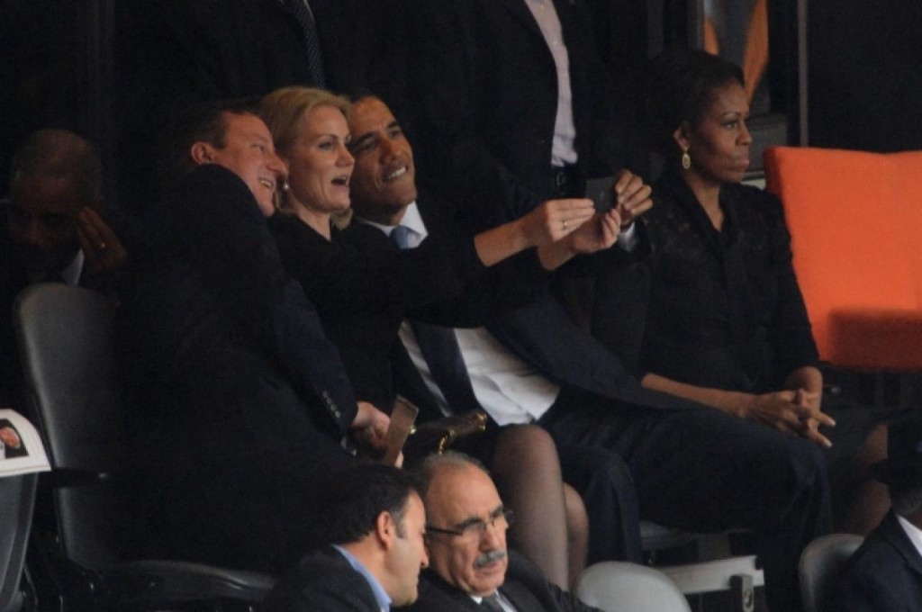 President+Obama+takes+a+selfie.