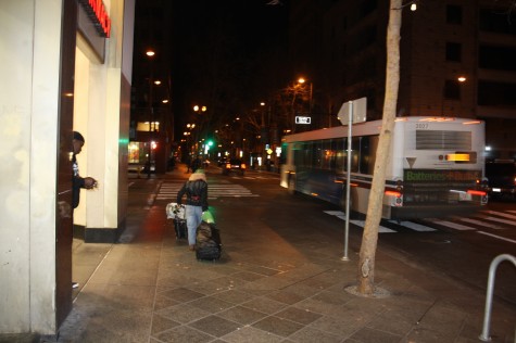 Mucha gente sin hogar  pasan el tiempo en el aréa downtown (Mahad Hangol).