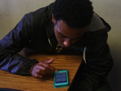 Un estudiante jugando Trivia Crack durante su clase de periodismo.