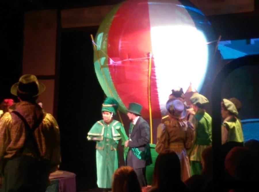 The Wizard crowned the scarecrow ruler of Oz and flew away in this hot air ballon.