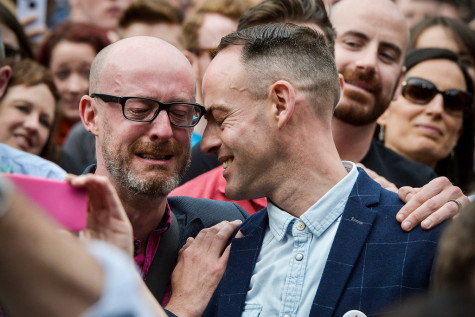 Una pareja gay derrama lágrimas de alegría.