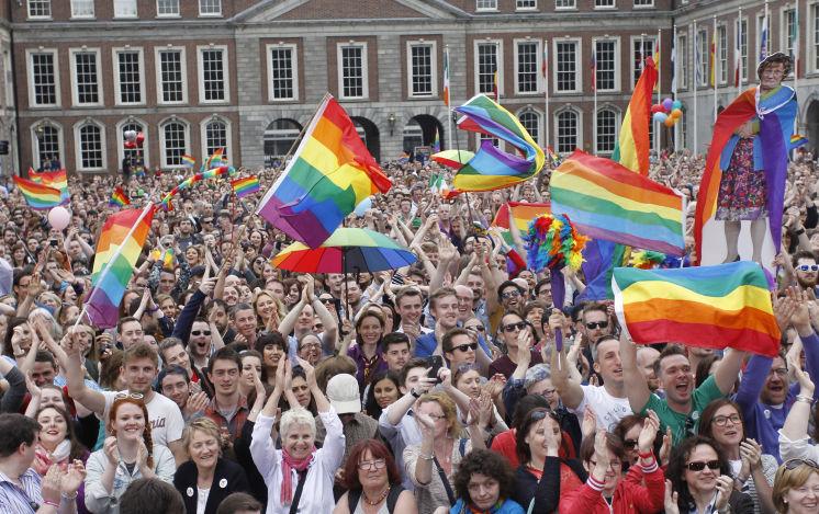 Simpatizantes celebran la legalización del matrimonio gay en Dublín, Irlanda.