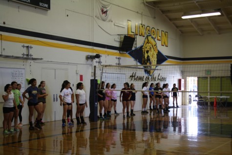 Girl's volleyball before practice. (Emaile Ortega/Lincoln Lion Tales)