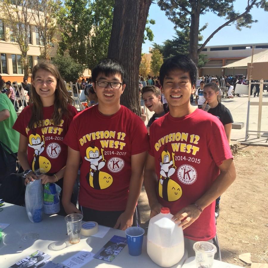 Key Club members (left to right) Olivia Brashears, Zhi Cong David Zhong, and Frank Zhou selling boba tea during Club Day Sept. 15, 2015. (Jacob Hall / Lincoln Lion Tales)