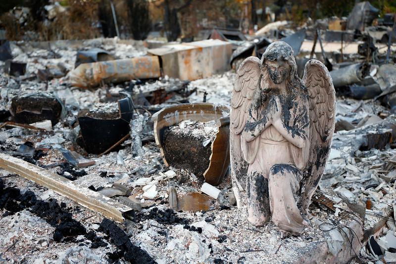 La estatua de un angel se puede observar entre  las senizas de lo que queda de una casa quemada por el fuego en  Middletown, Calif., el Viernes, Sept. 18, 2015. (Ray Chavez/Bay Area News Group)