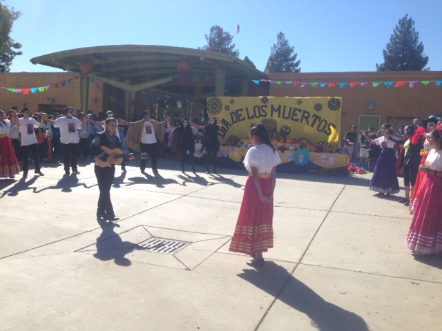 Manolo sings to Maria to win her love. The event happened  on Wednesday November 4, 2015. The Quad was transformed into a lively stage to celebrate Dia de Los Muertos. (L.Castillo/ Lincoln Lion Tales) 