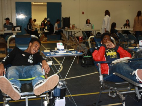 Mahad Hangol and Jerome Lee waiting to donate blood. (William Quevedo/Lion Tales)