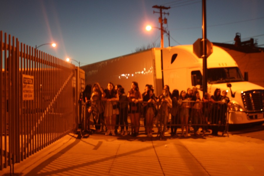 Fans wait outside SAP Center for Justin Bieber concert. March 17, 2016  (Amarantha Vazquez/Lion Tales)