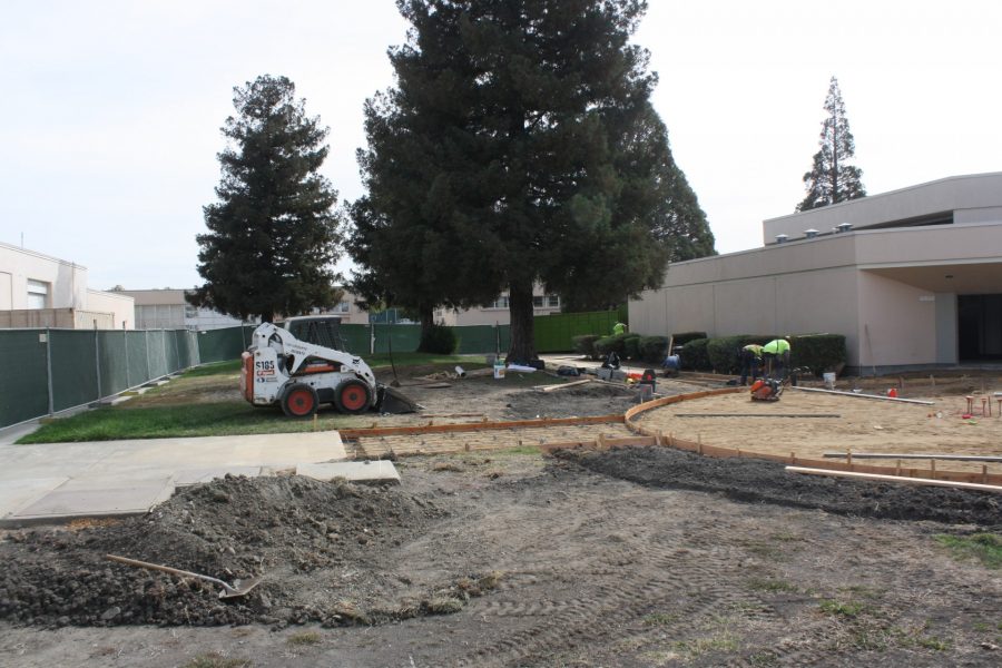Construction workers creating wooden forms to pour concrete for new pathways around Media Center, October 2016. (Fernando Serna / Lincoln Lion Tales)