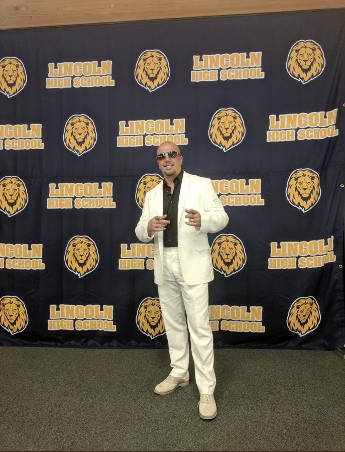 Señor Luz dressed up as music artist Pitbull for school rally!