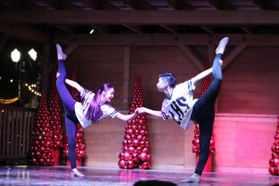 Miranda Lee and Gabriel Ramos performing on the Christmas in the Park stage (Anjanai Vallez/ Lion Tales)